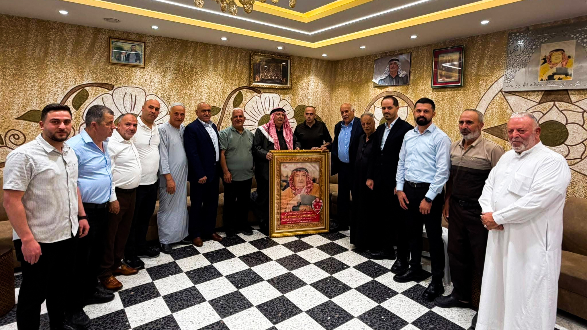 وفد قيادي ووطني يكرّم عميد عائلة أبو سنينة تقديراً لمسيرته الوطنية والاجتماعية