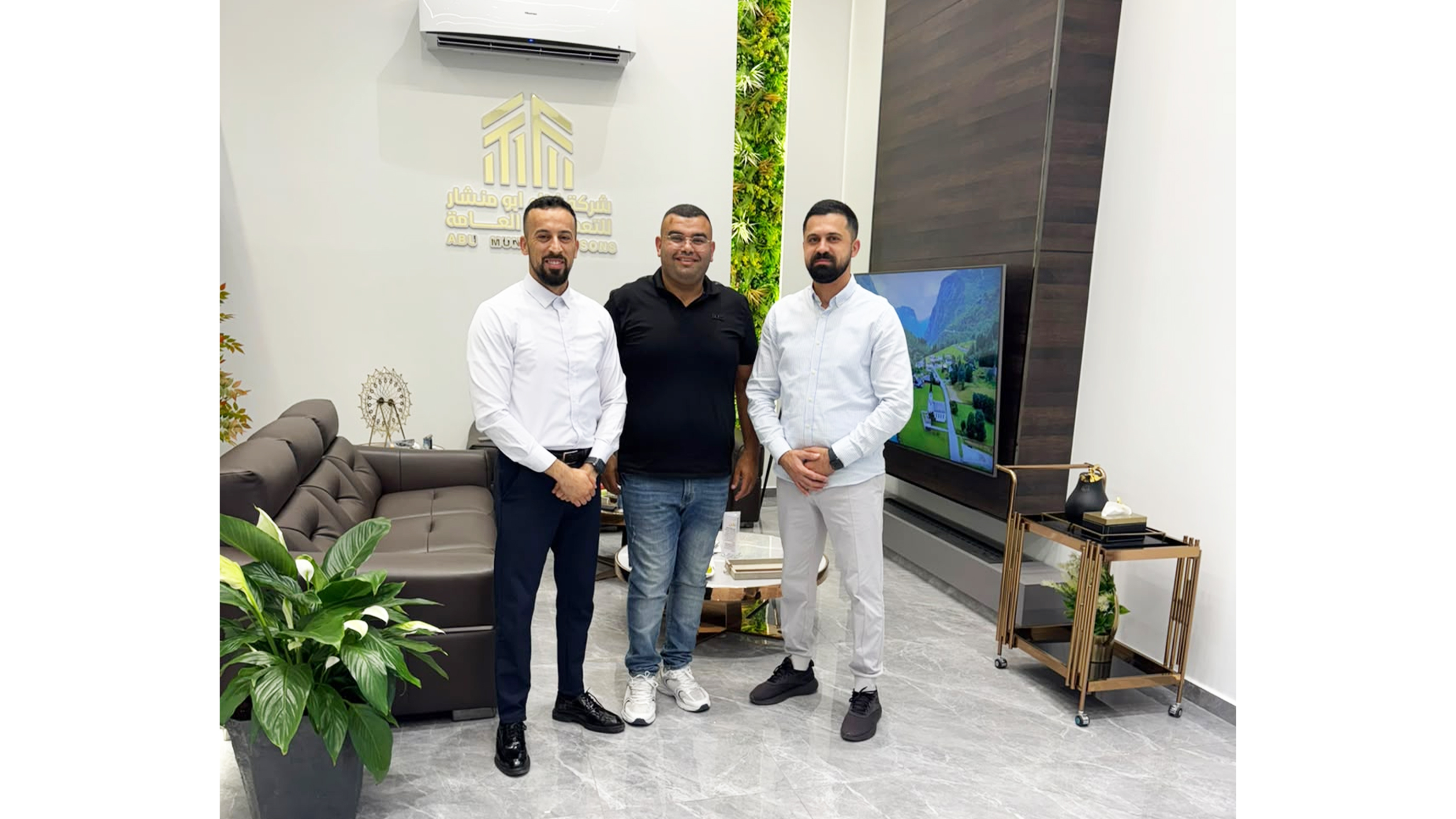 زار السيد سعد الخواجا، المدير التنفيذي لشركة الجليل الأعلى للإسمنت/نعلين، مقر شركة أبناء أبو منشار للتعهدات العامة