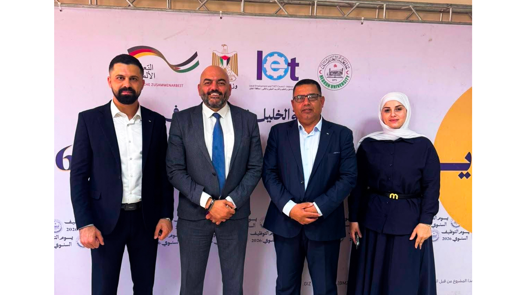 رئيس مجلس إدارة شركة أبناء أبو منشار للتعهدات العامة يشارك في يوم التوظيف بجامعة الخليل